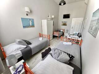 Хостелы Stawa Hostel & Apartments Свиноуйсьце Трехместный номер с общей ванной комнатой-2