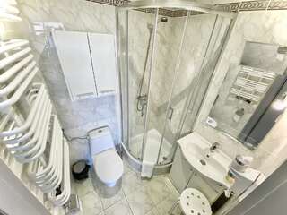 Хостелы Stawa Hostel & Apartments Свиноуйсьце Трехместный номер с собственной ванной комнатой-4