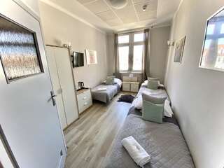 Хостелы Stawa Hostel & Apartments Свиноуйсьце Трехместный номер с собственной ванной комнатой-5
