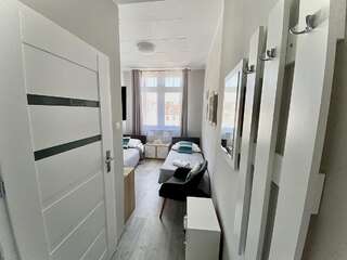 Хостелы Stawa Hostel & Apartments Свиноуйсьце Двухместный номер с 2 отдельными кроватями и собственной ванной комнатой-6