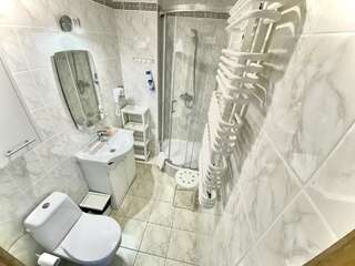 Хостелы Stawa Hostel & Apartments Свиноуйсьце Трехместный номер с собственной ванной комнатой-6