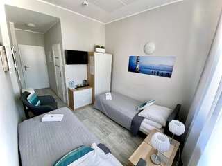 Хостелы Stawa Hostel & Apartments Свиноуйсьце Двухместный номер с 2 отдельными кроватями и собственной ванной комнатой-10