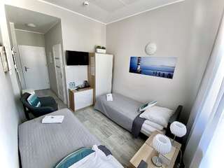 Хостелы Stawa Hostel & Apartments Свиноуйсьце Двухместный номер с 2 отдельными кроватями и собственной ванной комнатой-3