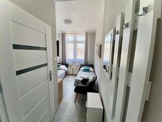 Хостелы Stawa Hostel & Apartments Свиноуйсьце Двухместный номер с 2 отдельными кроватями и собственной ванной комнатой-11