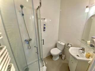 Хостелы Stawa Hostel & Apartments Свиноуйсьце Двухместный номер с 2 отдельными кроватями и собственной ванной комнатой-12