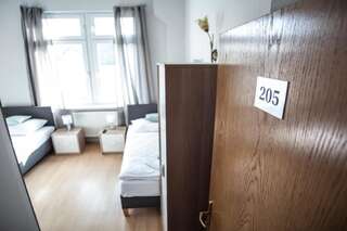 Хостелы Stawa Hostel & Apartments Свиноуйсьце Двухместный номер с 2 отдельными кроватями и собственной ванной комнатой-15