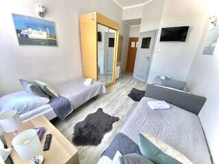 Хостелы Stawa Hostel & Apartments Свиноуйсьце Трехместный номер с собственной ванной комнатой-1